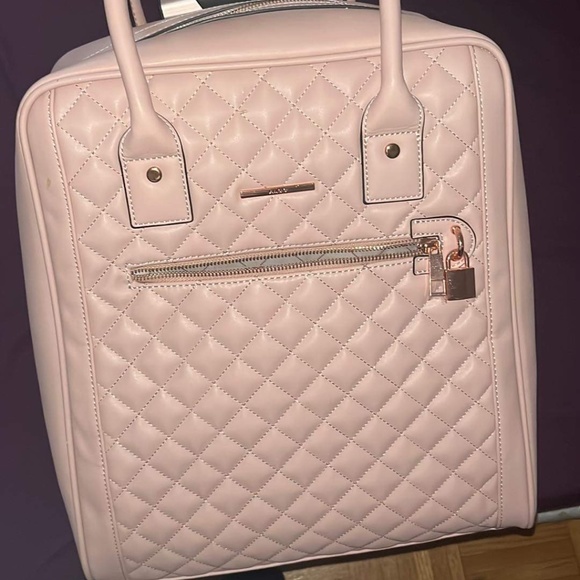 Woman’s Travel Duo - Picture 10 of 11